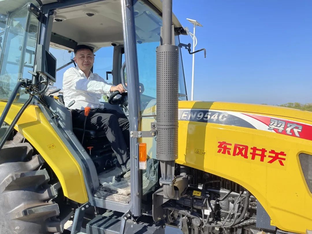 何京乘坐东风井关拖拉机同心同行  共创未来"我们用差异化的营销和